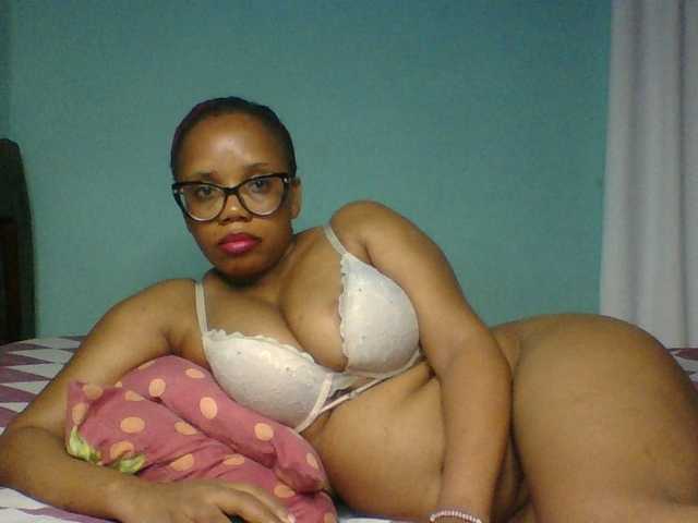 Prettyzari — live female cam