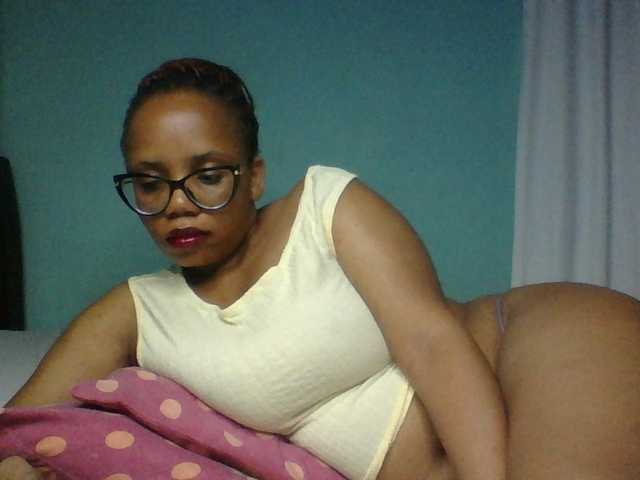 Prettyzari live cam on BongaCams