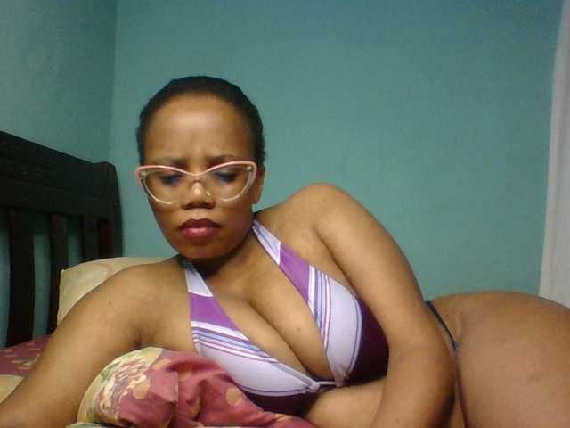 Prettyzari live cam on UnifiedCams