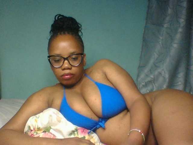 Prettyzari live cam on BongaCams