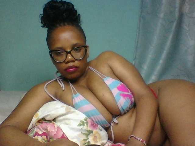 Prettyzari live cam on BongaCams