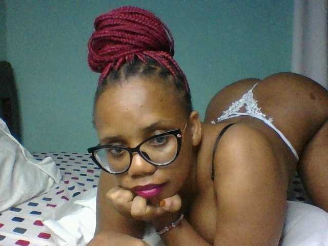Prettyzari live cam on BongaCams