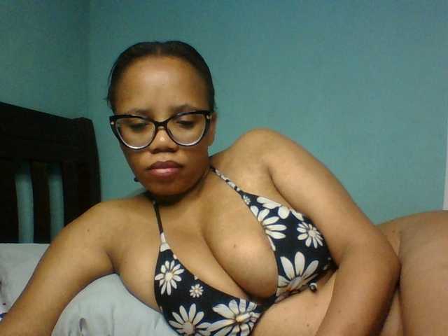 Prettyzari live cam on BongaCams