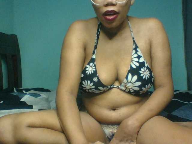 Prettyzari live cam on BongaCams