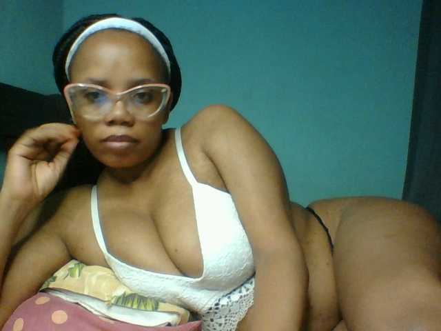 Prettyzari live cam on BongaCams