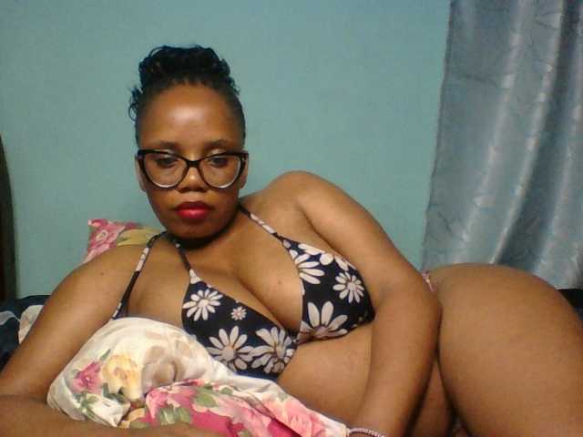Prettyzari live cam on BongaCams