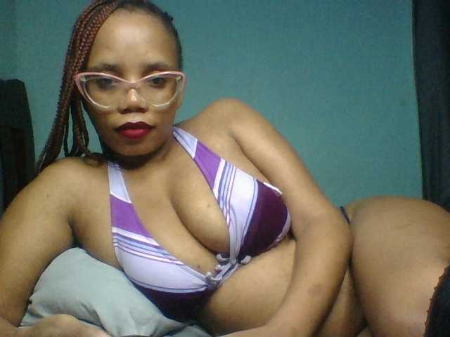 Prettyzari live cam on BongaCams