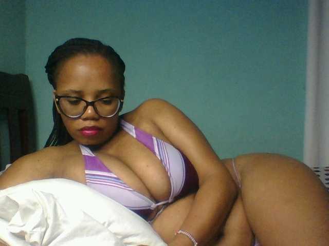 Prettyzari live cam on BongaCams
