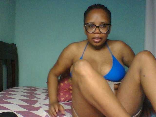 Prettyzari live cam preview