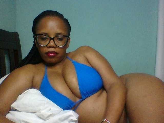 Prettyzari live cam on BongaCams