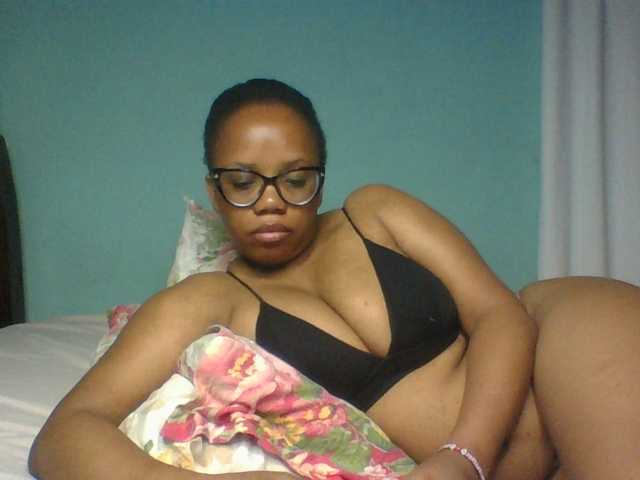 Prettyzari live cam preview