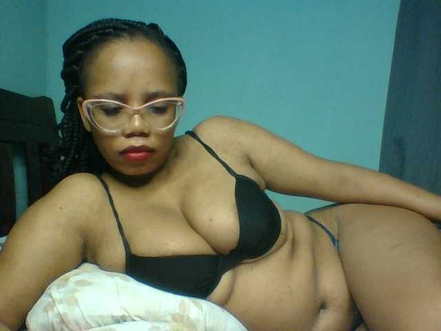 Prettyzari live cam on BongaCams