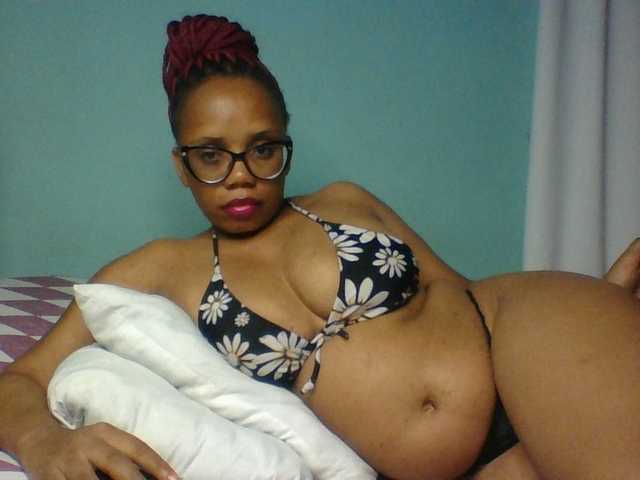 Prettyzari live cam on BongaCams