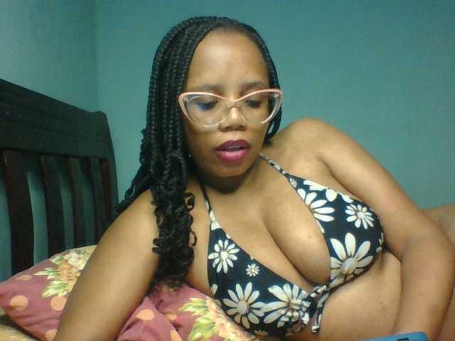 Prettyzari live cam on BongaCams