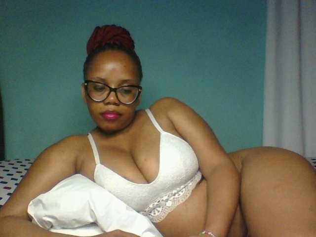 Prettyzari live cam preview