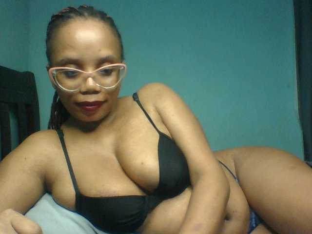Prettyzari live cam on BongaCams