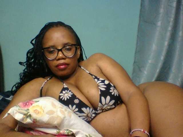 Prettyzari live cam on BongaCams