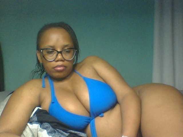 Prettyzari live cam on BongaCams