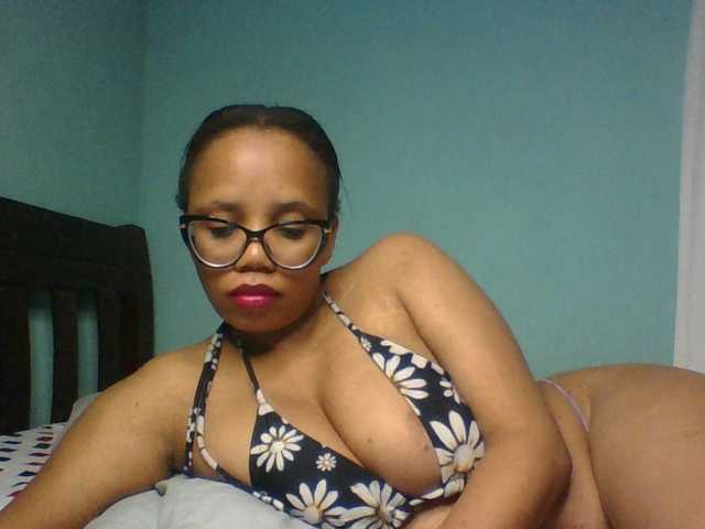 Prettyzari live cam on UnifiedCams