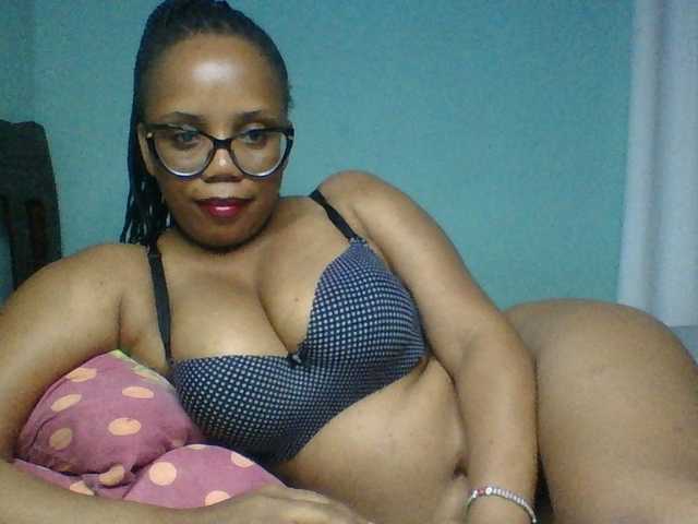Prettyzari live cam on BongaCams