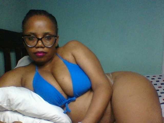 Prettyzari live cam on BongaCams
