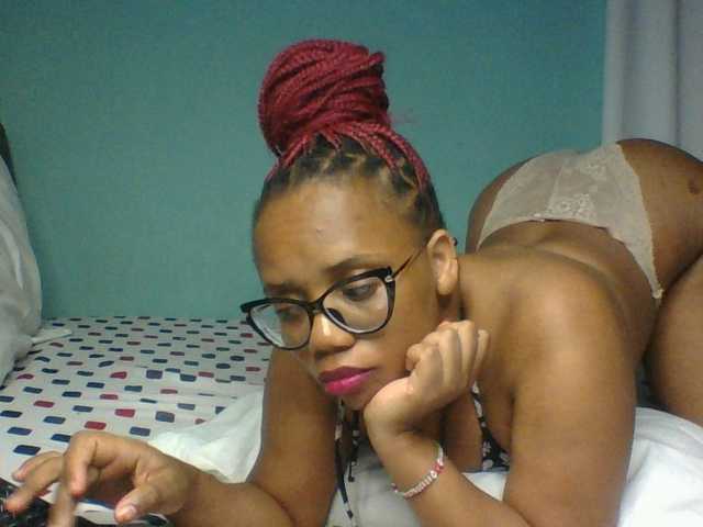 Prettyzari live cam on BongaCams
