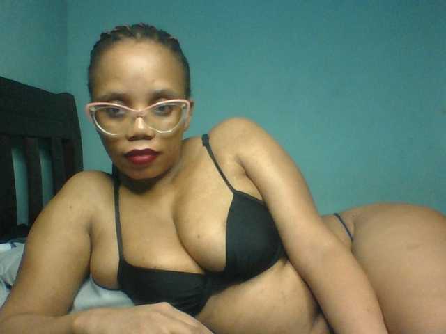 Prettyzari live cam on BongaCams