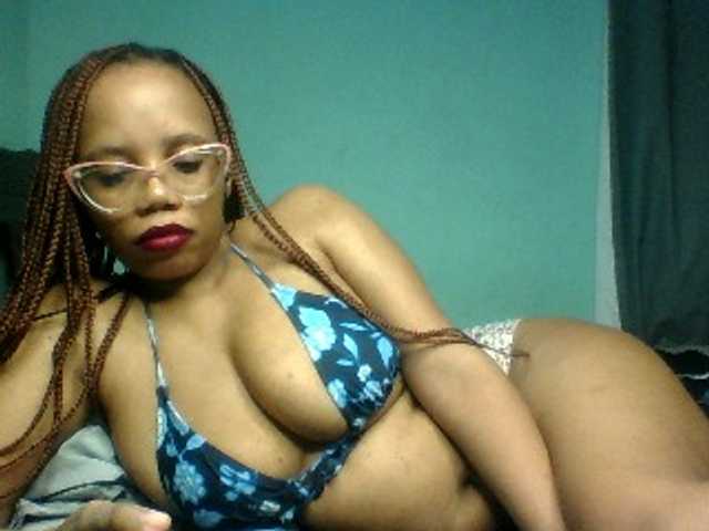 Prettyzari live cam on BongaCams