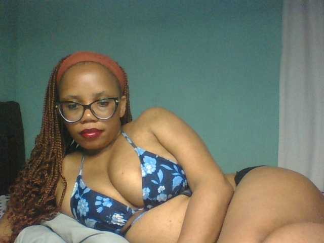 Prettyzari live cam on BongaCams