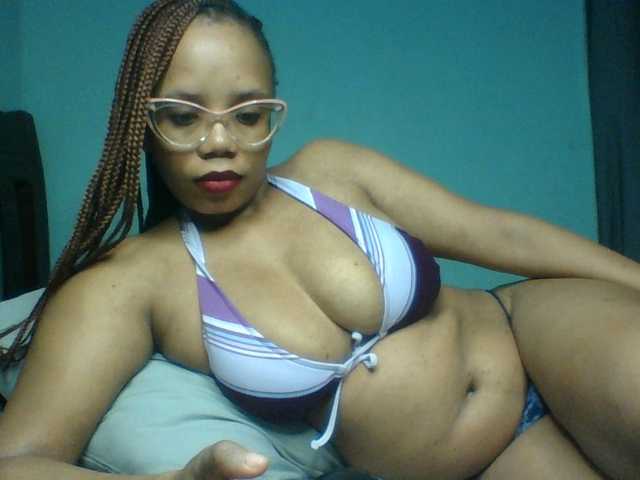 Prettyzari live cam on BongaCams