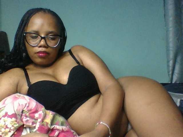 Prettyzari live cam on BongaCams