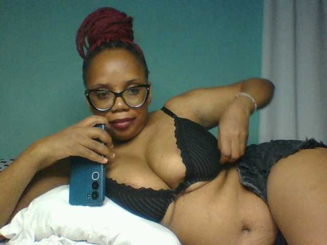 Prettyzari live cam on BongaCams