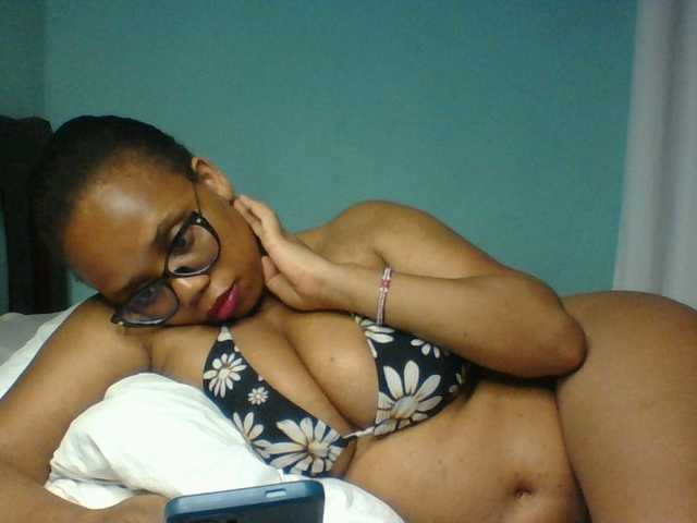 Prettyzari live cam on BongaCams