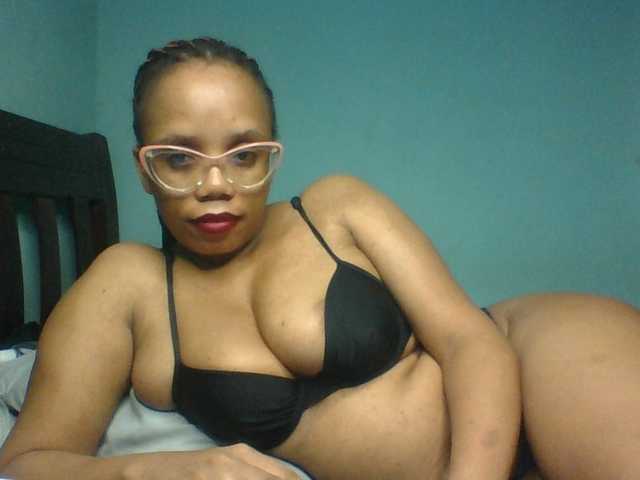 Prettyzari live cam on BongaCams