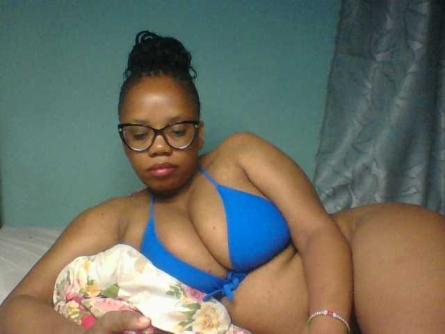 Prettyzari live cam on BongaCams