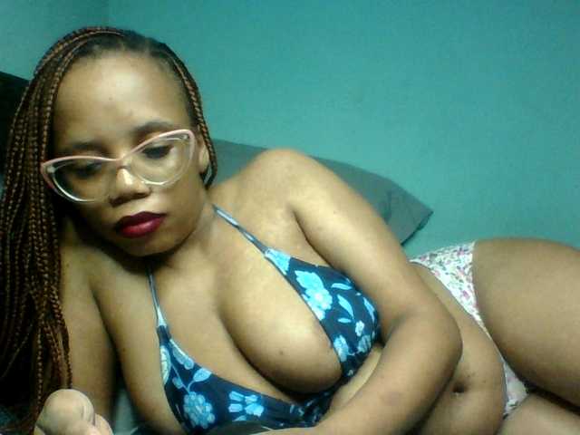 Prettyzari live cam on BongaCams