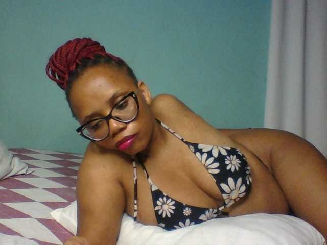 Prettyzari live cam preview