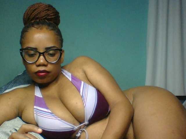 Prettyzari live cam on BongaCams