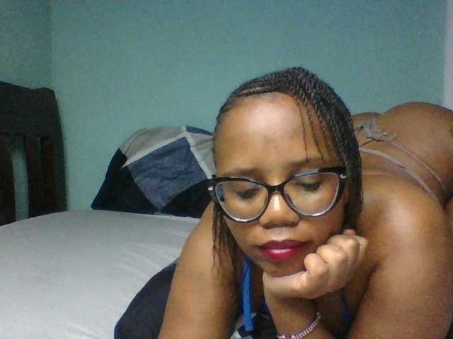 Prettyzari live cam on BongaCams