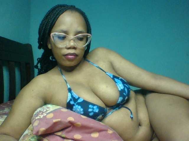 Prettyzari live cam on BongaCams