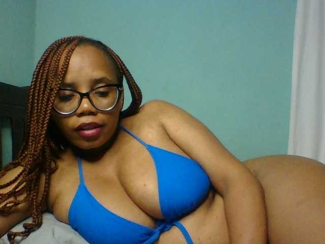 Prettyzari live cam on BongaCams