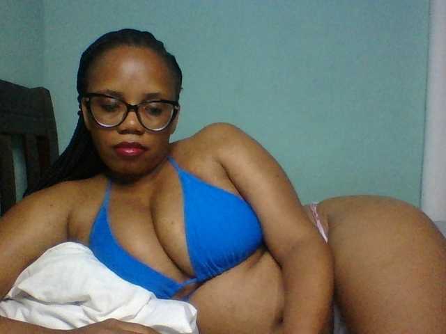 Prettyzari live cam on BongaCams