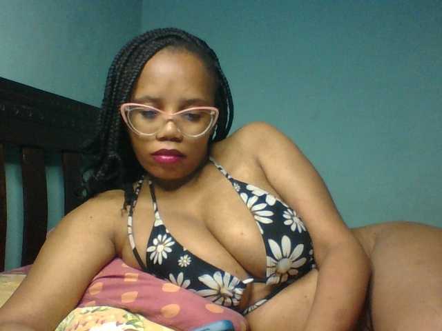 Prettyzari live cam on BongaCams