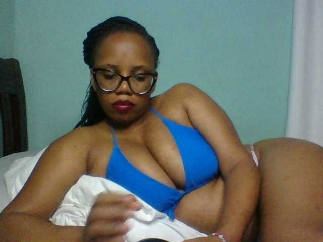 Prettyzari live cam on BongaCams