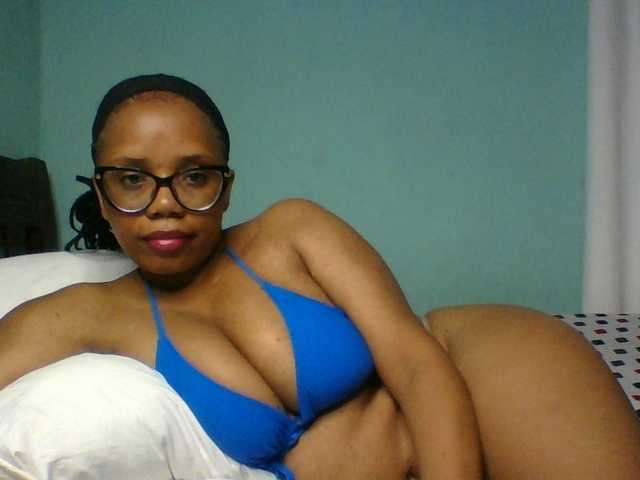 Prettyzari live cam on BongaCams