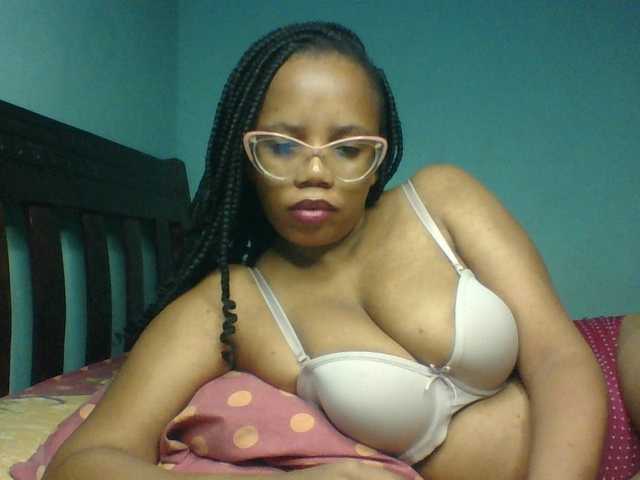 Prettyzari live cam on UnifiedCams