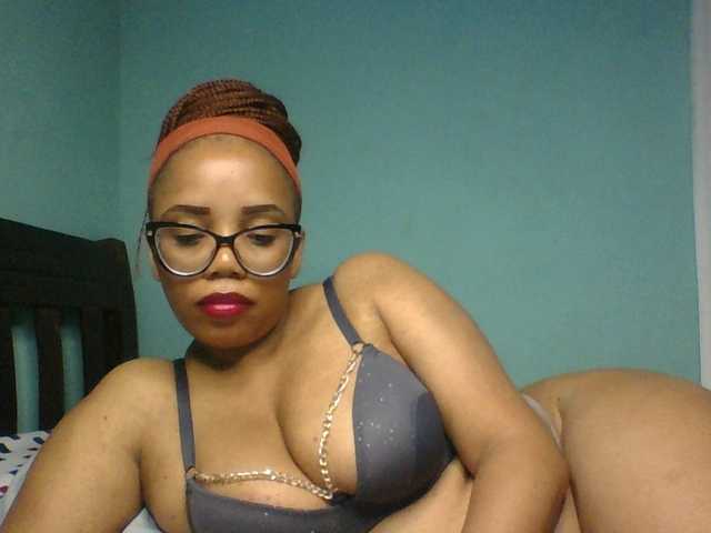 Prettyzari live cam on BongaCams