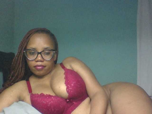 Prettyzari live cam on BongaCams