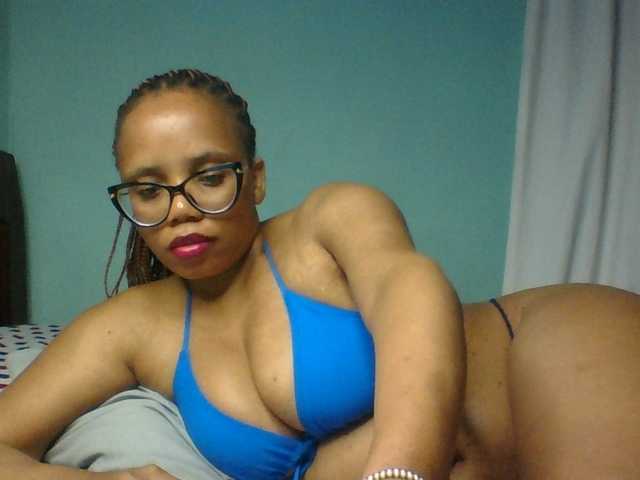 Prettyzari live cam on BongaCams