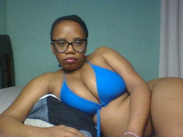 Prettyzari, live now on BongaCams